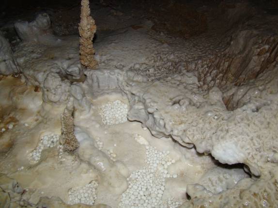 Formações na Caverna Teminina, no PETAR. Foto do Jura, da Parque Aventuras